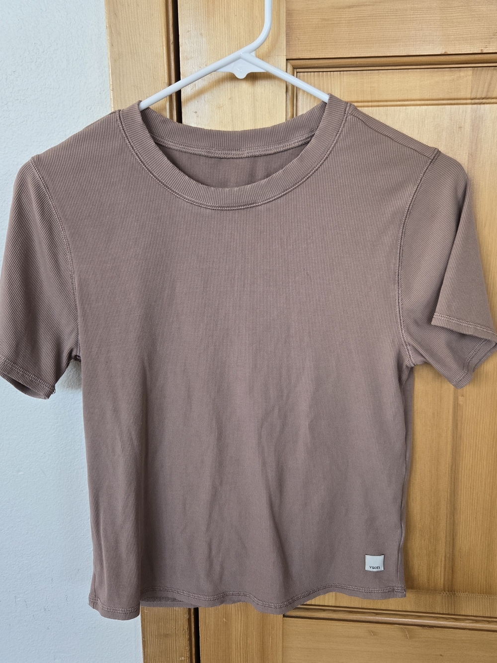 Vuori Short Sleeve Pose Fitted Crewneck Tee in Taupe Brown